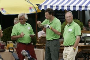 17-07-2005 ACTUEEL; BEKENDE NEDERLANDERS IN GOLFTOERNOOI TE ALKMAAR. Op golfbaan de Sluispolder te Alkmaar was het golftoernooi der Ambassadeurs van het goede doel. Sylvana Simons sloeg de eerste bal van dit toernooi. Vele bekende nederlanders en mensen uit het zakenleven sloegen samen veel geld bijeen voor tal van goede doelen.
BN ers: Willy en Rene v.dKerkhof-Ronnie Tober-Daan Schuurmans-Hein Vergeer-Winston Gerschtanowitz-Nico Bierhuizen-Pieter Storms- Piet Schrijvers en nog vele anderen.
Foto: Albert den Iseger.