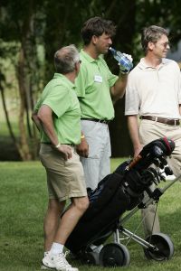 17-07-2005 ACTUEEL; BEKENDE NEDERLANDERS IN GOLFTOERNOOI TE ALKMAAR. Op golfbaan de Sluispolder te Alkmaar was het golftoernooi der Ambassadeurs van het goede doel. Sylvana Simons sloeg de eerste bal van dit toernooi. Vele bekende nederlanders en mensen uit het zakenleven sloegen samen veel geld bijeen voor tal van goede doelen.
BN ers: Willy en Rene v.dKerkhof-Ronnie Tober-Daan Schuurmans-Hein Vergeer-Winston Gerschtanowitz-Nico Bierhuizen-Pieter Storms- Piet Schrijvers en nog vele anderen.
Foto: Albert den Iseger.