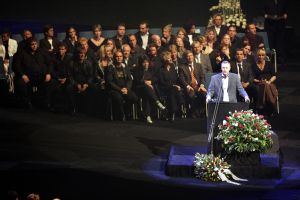 27-09-2004 SHOWBIZZ; UITVAART ANDRE HAZES IN DE ARENA TE AMSTERDAM. Tijdens de uitvaart van onze volkszanger Hazes werd er massaal door fans in de ArenA maar ook rechtstreeks via de t.v afschijt genomen. Hierbij waren ook familie en vrienden aanwezig  waaronder verschillende bekende als: Paul de Leeuw, Karin Bloemen, Blof, Guus Meeuwis, Danny Munk, Johan Cruijff, Frits Barend, Caroline Tensen, Gerard Joling en Rene Froger.
FOTO: ALBERT DEN ISEGER