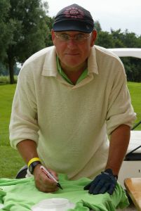 17-07-2005 ACTUEEL; BEKENDE NEDERLANDERS IN GOLFTOERNOOI TE ALKMAAR. Op golfbaan de Sluispolder te Alkmaar was het golftoernooi der Ambassadeurs van het goede doel. Sylvana Simons sloeg de eerste bal van dit toernooi. Vele bekende nederlanders en mensen uit het zakenleven sloegen samen veel geld bijeen voor tal van goede doelen.
BN ers: Willy en Rene v.dKerkhof-Ronnie Tober-Daan Schuurmans-Hein Vergeer-Winston Gerschtanowitz-Nico Bierhuizen-Pieter Storms- Piet Schrijvers en nog vele anderen.
Foto: Albert den Iseger.