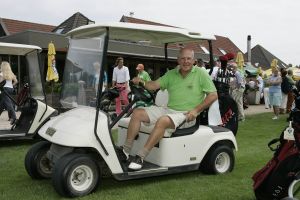 17-07-2005 ACTUEEL; BEKENDE NEDERLANDERS IN GOLFTOERNOOI TE ALKMAAR. Op golfbaan de Sluispolder te Alkmaar was het golftoernooi der Ambassadeurs van het goede doel. Sylvana Simons sloeg de eerste bal van dit toernooi. Vele bekende nederlanders en mensen uit het zakenleven sloegen samen veel geld bijeen voor tal van goede doelen.
BN ers: Willy en Rene v.dKerkhof-Ronnie Tober-Daan Schuurmans-Hein Vergeer-Winston Gerschtanowitz-Nico Bierhuizen-Pieter Storms- Piet Schrijvers en nog vele anderen.
Foto: Albert den Iseger.