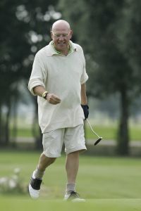 17-07-2005 ACTUEEL; BEKENDE NEDERLANDERS IN GOLFTOERNOOI TE ALKMAAR. Op golfbaan de Sluispolder te Alkmaar was het golftoernooi der Ambassadeurs van het goede doel. Sylvana Simons sloeg de eerste bal van dit toernooi. Vele bekende nederlanders en mensen uit het zakenleven sloegen samen veel geld bijeen voor tal van goede doelen.
BN ers: Willy en Rene v.dKerkhof-Ronnie Tober-Daan Schuurmans-Hein Vergeer-Winston Gerschtanowitz-Nico Bierhuizen-Pieter Storms- Piet Schrijvers en nog vele anderen.
Foto: Albert den Iseger.