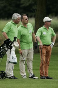 17-07-2005 ACTUEEL; BEKENDE NEDERLANDERS IN GOLFTOERNOOI TE ALKMAAR. Op golfbaan de Sluispolder te Alkmaar was het golftoernooi der Ambassadeurs van het goede doel. Sylvana Simons sloeg de eerste bal van dit toernooi. Vele bekende nederlanders en mensen uit het zakenleven sloegen samen veel geld bijeen voor tal van goede doelen.
BN ers: Willy en Rene v.dKerkhof-Ronnie Tober-Daan Schuurmans-Hein Vergeer-Winston Gerschtanowitz-Nico Bierhuizen-Pieter Storms- Piet Schrijvers en nog vele anderen.
Foto: Albert den Iseger.