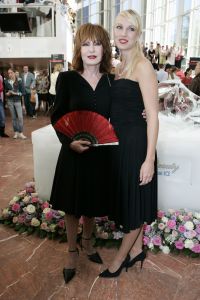 04-07-2005 SHOWBIZZ; PREMIERE SLEEPING BEAUTY ON ICE TE AMSTERDAM. Na dat zaterdag 2 juli j.l. het ijs was afgekeurd was nu alles in top conditie, dus voor de tweede keer kwamen alle Bn\'ers opdagen om toch niets te missen van deze prachtige voorstelling.
Foto; Albert den Iseger