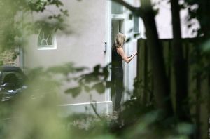 18-07-2005 SHOWBIZZ; DINAND VERRAST VRIENDIN LUCY SMORGENS VROEG MET ONTBIJT.Dinand deed al vroeg boodschappen om vriendin Lucy te verrassen met een heerlijk vers stokbroodje.Na het ontbijt kwam Lucy even om een hoekje kijken
foto:Albert den Iseger.