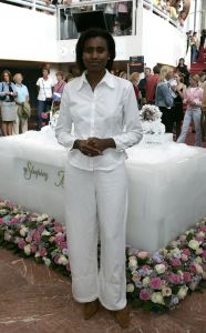 04-07-2005 SHOWBIZZ; PREMIERE SLEEPING BEAUTY ON ICE TE AMSTERDAM. Na dat zaterdag 2 juli j.l. het ijs was afgekeurd was nu alles in top conditie, dus voor de tweede keer kwamen alle Bn\'ers opdagen om toch niets te missen van deze prachtige voorstelling.
Foto; Albert den Iseger