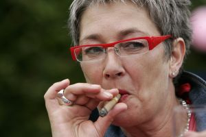 17-07-2005 ACTUEEL; BEKENDE NEDERLANDERS IN GOLFTOERNOOI TE ALKMAAR. Op golfbaan de Sluispolder te Alkmaar was het golftoernooi der Ambassadeurs van het goede doel. Sylvana Simons sloeg de eerste bal van dit toernooi. Vele bekende nederlanders en mensen uit het zakenleven sloegen samen veel geld bijeen voor tal van goede doelen.
BN ers: Willy en Rene v.dKerkhof-Ronnie Tober-Daan Schuurmans-Hein Vergeer-Winston Gerschtanowitz-Nico Bierhuizen-Pieter Storms- Piet Schrijvers en nog vele anderen.
Foto: Albert den Iseger.
