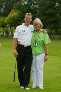 17-07-2005 ACTUEEL; BEKENDE NEDERLANDERS IN GOLFTOERNOOI TE ALKMAAR. Op golfbaan de Sluispolder te Alkmaar was het golftoernooi der Ambassadeurs van het goede doel. Sylvana Simons sloeg de eerste bal van dit toernooi. Vele bekende nederlanders en mensen uit het zakenleven sloegen samen veel geld bijeen voor tal van goede doelen.
BN ers: Willy en Rene v.dKerkhof-Ronnie Tober-Daan Schuurmans-Hein Vergeer-Winston Gerschtanowitz-Nico Bierhuizen-Pieter Storms- Piet Schrijvers en nog vele anderen.
Foto: Albert den Iseger.