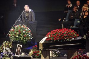 27-09-2004 SHOWBIZZ; UITVAART ANDRE HAZES IN DE ARENA TE AMSTERDAM. Tijdens de uitvaart van onze volkszanger Hazes werd er massaal door fans in de ArenA maar ook rechtstreeks via de t.v afschijt genomen. Hierbij waren ook familie en vrienden aanwezig  waaronder verschillende bekende als: Paul de Leeuw, Karin Bloemen, Blof, Guus Meeuwis, Danny Munk, Johan Cruijff, Frits Barend, Caroline Tensen, Gerard Joling en Rene Froger.
FOTO: ALBERT DEN ISEGER