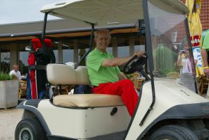 17-07-2005 ACTUEEL; BEKENDE NEDERLANDERS IN GOLFTOERNOOI TE ALKMAAR. Op golfbaan de Sluispolder te Alkmaar was het golftoernooi der Ambassadeurs van het goede doel. Sylvana Simons sloeg de eerste bal van dit toernooi. Vele bekende nederlanders en mensen uit het zakenleven sloegen samen veel geld bijeen voor tal van goede doelen.
BN ers: Willy en Rene v.dKerkhof-Ronnie Tober-Daan Schuurmans-Hein Vergeer-Winston Gerschtanowitz-Nico Bierhuizen-Pieter Storms- Piet Schrijvers en nog vele anderen.
Foto: Albert den Iseger.