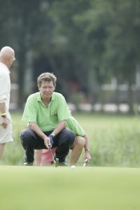 17-07-2005 ACTUEEL; BEKENDE NEDERLANDERS IN GOLFTOERNOOI TE ALKMAAR. Op golfbaan de Sluispolder te Alkmaar was het golftoernooi der Ambassadeurs van het goede doel. Sylvana Simons sloeg de eerste bal van dit toernooi. Vele bekende nederlanders en mensen uit het zakenleven sloegen samen veel geld bijeen voor tal van goede doelen.
BN ers: Willy en Rene v.dKerkhof-Ronnie Tober-Daan Schuurmans-Hein Vergeer-Winston Gerschtanowitz-Nico Bierhuizen-Pieter Storms- Piet Schrijvers en nog vele anderen.
Foto: Albert den Iseger.