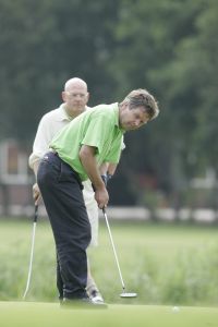 17-07-2005 ACTUEEL; BEKENDE NEDERLANDERS IN GOLFTOERNOOI TE ALKMAAR. Op golfbaan de Sluispolder te Alkmaar was het golftoernooi der Ambassadeurs van het goede doel. Sylvana Simons sloeg de eerste bal van dit toernooi. Vele bekende nederlanders en mensen uit het zakenleven sloegen samen veel geld bijeen voor tal van goede doelen.
BN ers: Willy en Rene v.dKerkhof-Ronnie Tober-Daan Schuurmans-Hein Vergeer-Winston Gerschtanowitz-Nico Bierhuizen-Pieter Storms- Piet Schrijvers en nog vele anderen.
Foto: Albert den Iseger.