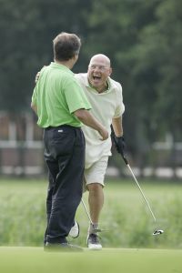 17-07-2005 ACTUEEL; BEKENDE NEDERLANDERS IN GOLFTOERNOOI TE ALKMAAR. Op golfbaan de Sluispolder te Alkmaar was het golftoernooi der Ambassadeurs van het goede doel. Sylvana Simons sloeg de eerste bal van dit toernooi. Vele bekende nederlanders en mensen uit het zakenleven sloegen samen veel geld bijeen voor tal van goede doelen.
BN ers: Willy en Rene v.dKerkhof-Ronnie Tober-Daan Schuurmans-Hein Vergeer-Winston Gerschtanowitz-Nico Bierhuizen-Pieter Storms- Piet Schrijvers en nog vele anderen.
Foto: Albert den Iseger.