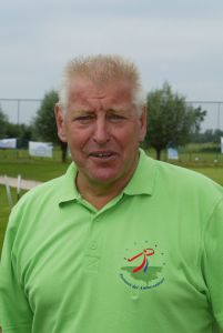 17-07-2005 ACTUEEL; BEKENDE NEDERLANDERS IN GOLFTOERNOOI TE ALKMAAR. Op golfbaan de Sluispolder te Alkmaar was het golftoernooi der Ambassadeurs van het goede doel. Sylvana Simons sloeg de eerste bal van dit toernooi. Vele bekende nederlanders en mensen uit het zakenleven sloegen samen veel geld bijeen voor tal van goede doelen.
BN ers: Willy en Rene v.dKerkhof-Ronnie Tober-Daan Schuurmans-Hein Vergeer-Winston Gerschtanowitz-Nico Bierhuizen-Pieter Storms- Piet Schrijvers en nog vele anderen.
Foto: Albert den Iseger.