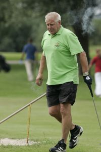 17-07-2005 ACTUEEL; BEKENDE NEDERLANDERS IN GOLFTOERNOOI TE ALKMAAR. Op golfbaan de Sluispolder te Alkmaar was het golftoernooi der Ambassadeurs van het goede doel. Sylvana Simons sloeg de eerste bal van dit toernooi. Vele bekende nederlanders en mensen uit het zakenleven sloegen samen veel geld bijeen voor tal van goede doelen.
BN ers: Willy en Rene v.dKerkhof-Ronnie Tober-Daan Schuurmans-Hein Vergeer-Winston Gerschtanowitz-Nico Bierhuizen-Pieter Storms- Piet Schrijvers en nog vele anderen.
Foto: Albert den Iseger.