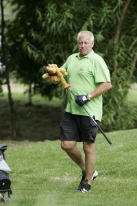 17-07-2005 ACTUEEL; BEKENDE NEDERLANDERS IN GOLFTOERNOOI TE ALKMAAR. Op golfbaan de Sluispolder te Alkmaar was het golftoernooi der Ambassadeurs van het goede doel. Sylvana Simons sloeg de eerste bal van dit toernooi. Vele bekende nederlanders en mensen uit het zakenleven sloegen samen veel geld bijeen voor tal van goede doelen.
BN ers: Willy en Rene v.dKerkhof-Ronnie Tober-Daan Schuurmans-Hein Vergeer-Winston Gerschtanowitz-Nico Bierhuizen-Pieter Storms- Piet Schrijvers en nog vele anderen.
Foto: Albert den Iseger.