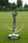 17-07-2005 ACTUEEL; BEKENDE NEDERLANDERS IN GOLFTOERNOOI TE ALKMAAR. Op golfbaan de Sluispolder te Alkmaar was het golftoernooi der Ambassadeurs van het goede doel. Sylvana Simons sloeg de eerste bal van dit toernooi. Vele bekende nederlanders en mensen uit het zakenleven sloegen samen veel geld bijeen voor tal van goede doelen.
BN ers: Willy en Rene v.dKerkhof-Ronnie Tober-Daan Schuurmans-Hein Vergeer-Winston Gerschtanowitz-Nico Bierhuizen-Pieter Storms- Piet Schrijvers en nog vele anderen.
Foto: Albert den Iseger.