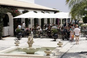 19-07-2005 SHOWBIZZ;XANDER EN WENDY ZIJN SAMEN GOED VOOR SEM.Xander en zijn zoon Sem heerlijk op vakantie in de Algarve,prachtig weer-blauw water en heerlijke speeltuinen voor Sem de ideale vakantie.Xander speelde heerlijk mee en golfde samen met zijn ouders op de 9 hole golf course van hun hotel.Wendy stond na de vakantie het tweetal op te wachten op Schiphol.
Foto;Albert den Iseger.