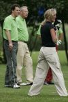 17-07-2005 ACTUEEL; BEKENDE NEDERLANDERS IN GOLFTOERNOOI TE ALKMAAR. Op golfbaan de Sluispolder te Alkmaar was het golftoernooi der Ambassadeurs van het goede doel. Sylvana Simons sloeg de eerste bal van dit toernooi. Vele bekende nederlanders en mensen uit het zakenleven sloegen samen veel geld bijeen voor tal van goede doelen.
BN ers: Willy en Rene v.dKerkhof-Ronnie Tober-Daan Schuurmans-Hein Vergeer-Winston Gerschtanowitz-Nico Bierhuizen-Pieter Storms- Piet Schrijvers en nog vele anderen.
Foto: Albert den Iseger.