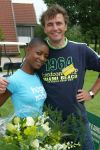 17-07-2005 ACTUEEL; BEKENDE NEDERLANDERS IN GOLFTOERNOOI TE ALKMAAR. Op golfbaan de Sluispolder te Alkmaar was het golftoernooi der Ambassadeurs van het goede doel. Sylvana Simons sloeg de eerste bal van dit toernooi. Vele bekende nederlanders en mensen uit het zakenleven sloegen samen veel geld bijeen voor tal van goede doelen.
BN ers: Willy en Rene v.dKerkhof-Ronnie Tober-Daan Schuurmans-Hein Vergeer-Winston Gerschtanowitz-Nico Bierhuizen-Pieter Storms- Piet Schrijvers en nog vele anderen.
Foto: Albert den Iseger.