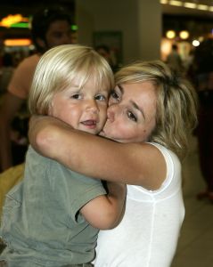 19-07-2005 SHOWBIZZ;XANDER EN WENDY ZIJN SAMEN GOED VOOR SEM.Xander en zijn zoon Sem heerlijk op vakantie in de Algarve,prachtig weer-blauw water en heerlijke speeltuinen voor Sem de ideale vakantie.Xander speelde heerlijk mee en golfde samen met zijn ouders op de 9 hole golf course van hun hotel.Wendy stond na de vakantie het tweetal op te wachten op Schiphol.
Foto;Albert den Iseger.