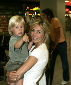 19-07-2005 SHOWBIZZ;XANDER EN WENDY ZIJN SAMEN GOED VOOR SEM.Xander en zijn zoon Sem heerlijk op vakantie in de Algarve,prachtig weer-blauw water en heerlijke speeltuinen voor Sem de ideale vakantie.Xander speelde heerlijk mee en golfde samen met zijn ouders op de 9 hole golf course van hun hotel.Wendy stond na de vakantie het tweetal op te wachten op Schiphol.
Foto;Albert den Iseger.