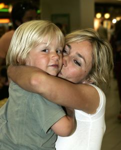 19-07-2005 SHOWBIZZ;XANDER EN WENDY ZIJN SAMEN GOED VOOR SEM.Xander en zijn zoon Sem heerlijk op vakantie in de Algarve,prachtig weer-blauw water en heerlijke speeltuinen voor Sem de ideale vakantie.Xander speelde heerlijk mee en golfde samen met zijn ouders op de 9 hole golf course van hun hotel.Wendy stond na de vakantie het tweetal op te wachten op Schiphol.
Foto;Albert den Iseger.