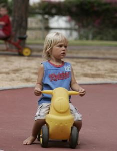 19-07-2005 SHOWBIZZ;XANDER EN WENDY ZIJN SAMEN GOED VOOR SEM.Xander en zijn zoon Sem heerlijk op vakantie in de Algarve,prachtig weer-blauw water en heerlijke speeltuinen voor Sem de ideale vakantie.Xander speelde heerlijk mee en golfde samen met zijn ouders op de 9 hole golf course van hun hotel.Wendy stond na de vakantie het tweetal op te wachten op Schiphol.
Foto;Albert den Iseger.