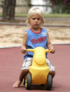 19-07-2005 SHOWBIZZ;XANDER EN WENDY ZIJN SAMEN GOED VOOR SEM.Xander en zijn zoon Sem heerlijk op vakantie in de Algarve,prachtig weer-blauw water en heerlijke speeltuinen voor Sem de ideale vakantie.Xander speelde heerlijk mee en golfde samen met zijn ouders op de 9 hole golf course van hun hotel.Wendy stond na de vakantie het tweetal op te wachten op Schiphol.
Foto;Albert den Iseger.