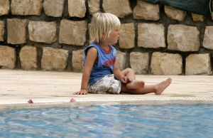 19-07-2005 SHOWBIZZ;XANDER EN WENDY ZIJN SAMEN GOED VOOR SEM.Xander en zijn zoon Sem heerlijk op vakantie in de Algarve,prachtig weer-blauw water en heerlijke speeltuinen voor Sem de ideale vakantie.Xander speelde heerlijk mee en golfde samen met zijn ouders op de 9 hole golf course van hun hotel.Wendy stond na de vakantie het tweetal op te wachten op Schiphol.
Foto;Albert den Iseger.