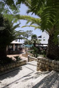 19-07-2005 SHOWBIZZ;XANDER EN WENDY ZIJN SAMEN GOED VOOR SEM.Xander en zijn zoon Sem heerlijk op vakantie in de Algarve,prachtig weer-blauw water en heerlijke speeltuinen voor Sem de ideale vakantie.Xander speelde heerlijk mee en golfde samen met zijn ouders op de 9 hole golf course van hun hotel.Wendy stond na de vakantie het tweetal op te wachten op Schiphol.
Foto;Albert den Iseger.