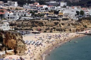 19-07-2005 SHOWBIZZ;XANDER EN WENDY ZIJN SAMEN GOED VOOR SEM.Xander en zijn zoon Sem heerlijk op vakantie in de Algarve,prachtig weer-blauw water en heerlijke speeltuinen voor Sem de ideale vakantie.Xander speelde heerlijk mee en golfde samen met zijn ouders op de 9 hole golf course van hun hotel.Wendy stond na de vakantie het tweetal op te wachten op Schiphol.
Foto;Albert den Iseger.