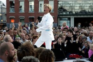 22-07-2005 SHOWBIZZ; TROS MUZIEKFEEST TE DORDRECHT.Op het plein was 20 juli het Trosmuziekfeest, tal van artiesten traden op voor vele honderden mensen.
foto; Albert den Iseger