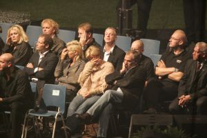 27-09-2004 SHOWBIZZ; UITVAART ANDRE HAZES IN DE ARENA TE AMSTERDAM. Tijdens de uitvaart van onze volkszanger Hazes werd er massaal door fans in de ArenA maar ook rechtstreeks via de t.v afschijt genomen. Hierbij waren ook familie en vrienden aanwezig  waaronder verschillende bekende als: Paul de Leeuw, Karin Bloemen, Blof, Guus Meeuwis, Danny Munk, Johan Cruijff, Frits Barend, Caroline Tensen, Gerard Joling en Rene Froger.
FOTO: ALBERT DEN ISEGER