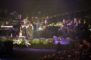 27-09-2004 SHOWBIZZ; UITVAART ANDRE HAZES IN DE ARENA TE AMSTERDAM. Tijdens de uitvaart van onze volkszanger Hazes werd er massaal door fans in de ArenA maar ook rechtstreeks via de t.v afschijt genomen. Hierbij waren ook familie en vrienden aanwezig  waaronder verschillende bekende als: Paul de Leeuw, Karin Bloemen, Blof, Guus Meeuwis, Danny Munk, Johan Cruijff, Frits Barend, Caroline Tensen, Gerard Joling en Rene Froger.
FOTO: ALBERT DEN ISEGER