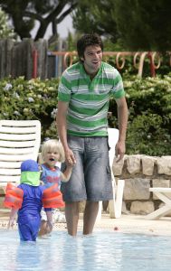 19-07-2005 SHOWBIZZ;XANDER EN WENDY ZIJN SAMEN GOED VOOR SEM.Xander en zijn zoon Sem heerlijk op vakantie in de Algarve,prachtig weer-blauw water en heerlijke speeltuinen voor Sem de ideale vakantie.Xander speelde heerlijk mee en golfde samen met zijn ouders op de 9 hole golf course van hun hotel.Wendy stond na de vakantie het tweetal op te wachten op Schiphol.
Foto;Albert den Iseger.