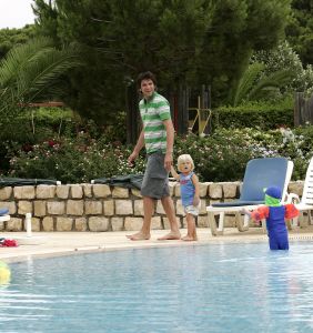 19-07-2005 SHOWBIZZ;XANDER EN WENDY ZIJN SAMEN GOED VOOR SEM.Xander en zijn zoon Sem heerlijk op vakantie in de Algarve,prachtig weer-blauw water en heerlijke speeltuinen voor Sem de ideale vakantie.Xander speelde heerlijk mee en golfde samen met zijn ouders op de 9 hole golf course van hun hotel.Wendy stond na de vakantie het tweetal op te wachten op Schiphol.
Foto;Albert den Iseger.