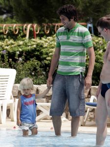 19-07-2005 SHOWBIZZ;XANDER EN WENDY ZIJN SAMEN GOED VOOR SEM.Xander en zijn zoon Sem heerlijk op vakantie in de Algarve,prachtig weer-blauw water en heerlijke speeltuinen voor Sem de ideale vakantie.Xander speelde heerlijk mee en golfde samen met zijn ouders op de 9 hole golf course van hun hotel.Wendy stond na de vakantie het tweetal op te wachten op Schiphol.
Foto;Albert den Iseger.