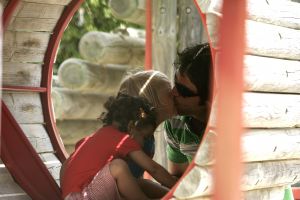 19-07-2005 SHOWBIZZ;XANDER EN WENDY ZIJN SAMEN GOED VOOR SEM.Xander en zijn zoon Sem heerlijk op vakantie in de Algarve,prachtig weer-blauw water en heerlijke speeltuinen voor Sem de ideale vakantie.Xander speelde heerlijk mee en golfde samen met zijn ouders op de 9 hole golf course van hun hotel.Wendy stond na de vakantie het tweetal op te wachten op Schiphol.
Foto;Albert den Iseger.