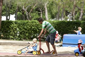 19-07-2005 SHOWBIZZ;XANDER EN WENDY ZIJN SAMEN GOED VOOR SEM.Xander en zijn zoon Sem heerlijk op vakantie in de Algarve,prachtig weer-blauw water en heerlijke speeltuinen voor Sem de ideale vakantie.Xander speelde heerlijk mee en golfde samen met zijn ouders op de 9 hole golf course van hun hotel.Wendy stond na de vakantie het tweetal op te wachten op Schiphol.
Foto;Albert den Iseger.