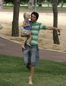 19-07-2005 SHOWBIZZ;XANDER EN WENDY ZIJN SAMEN GOED VOOR SEM.Xander en zijn zoon Sem heerlijk op vakantie in de Algarve,prachtig weer-blauw water en heerlijke speeltuinen voor Sem de ideale vakantie.Xander speelde heerlijk mee en golfde samen met zijn ouders op de 9 hole golf course van hun hotel.Wendy stond na de vakantie het tweetal op te wachten op Schiphol.
Foto;Albert den Iseger.