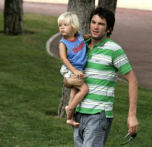 19-07-2005 SHOWBIZZ;XANDER EN WENDY ZIJN SAMEN GOED VOOR SEM.Xander en zijn zoon Sem heerlijk op vakantie in de Algarve,prachtig weer-blauw water en heerlijke speeltuinen voor Sem de ideale vakantie.Xander speelde heerlijk mee en golfde samen met zijn ouders op de 9 hole golf course van hun hotel.Wendy stond na de vakantie het tweetal op te wachten op Schiphol.
Foto;Albert den Iseger.
