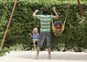 19-07-2005 SHOWBIZZ;XANDER EN WENDY ZIJN SAMEN GOED VOOR SEM.Xander en zijn zoon Sem heerlijk op vakantie in de Algarve,prachtig weer-blauw water en heerlijke speeltuinen voor Sem de ideale vakantie.Xander speelde heerlijk mee en golfde samen met zijn ouders op de 9 hole golf course van hun hotel.Wendy stond na de vakantie het tweetal op te wachten op Schiphol.
Foto;Albert den Iseger.