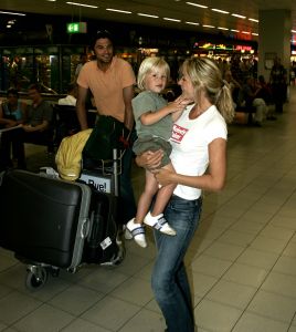 19-07-2005 SHOWBIZZ;XANDER EN WENDY ZIJN SAMEN GOED VOOR SEM.Xander en zijn zoon Sem heerlijk op vakantie in de Algarve,prachtig weer-blauw water en heerlijke speeltuinen voor Sem de ideale vakantie.Xander speelde heerlijk mee en golfde samen met zijn ouders op de 9 hole golf course van hun hotel.Wendy stond na de vakantie het tweetal op te wachten op Schiphol.
Foto;Albert den Iseger.