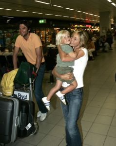 19-07-2005 SHOWBIZZ;XANDER EN WENDY ZIJN SAMEN GOED VOOR SEM.Xander en zijn zoon Sem heerlijk op vakantie in de Algarve,prachtig weer-blauw water en heerlijke speeltuinen voor Sem de ideale vakantie.Xander speelde heerlijk mee en golfde samen met zijn ouders op de 9 hole golf course van hun hotel.Wendy stond na de vakantie het tweetal op te wachten op Schiphol.
Foto;Albert den Iseger.