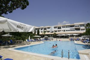 19-07-2005 SHOWBIZZ;XANDER EN WENDY ZIJN SAMEN GOED VOOR SEM.Xander en zijn zoon Sem heerlijk op vakantie in de Algarve,prachtig weer-blauw water en heerlijke speeltuinen voor Sem de ideale vakantie.Xander speelde heerlijk mee en golfde samen met zijn ouders op de 9 hole golf course van hun hotel.Wendy stond na de vakantie het tweetal op te wachten op Schiphol.
Foto;Albert den Iseger.