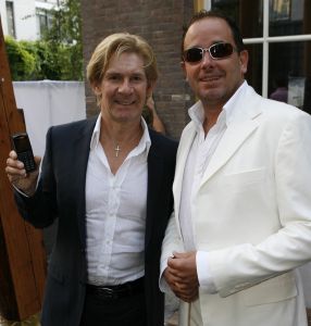 12-07-2006 SHOWBIZZ; SAMSUNG PRESENTEERD OGER TELEFOON.Tal van BN ers kwamen weer opdraven om hun nieuwste mobieltje in ontvangst te nemen. Een echte Oger telefoon.
foto: Albert den Iseger.