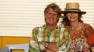 04-07-2006 SHOWBIZZ; ZELFS S AVONDS AAN HET STRAND  KIJKEN WIJ UIT NAAR MENSEN MET EEN VERHAAL. Bloemendaal is the place to be, to see, to feel and to serve. gezien en gezien worden het is net de P.C van het strand. Leuk om verhalen te halen en te fotograferen met de ondergaande zon als sfeermaker.
foto: Harry Mens.