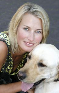 16-07-2006 SHOWBIZZ; BN ers MET HUN HONDEN IN HET HILTON OP BLOED HETE DAG. Het was 32 graden maar men kwam toch naar het Hilton voor de opening van een beauty salon voor honden.De opening werd verricht door Leco die zijn hond had meegenomen met de naam Mister Nielson.
foto: Albert den Iseger.