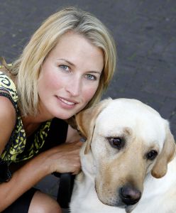 16-07-2006 SHOWBIZZ; BN ers MET HUN HONDEN IN HET HILTON OP BLOED HETE DAG. Het was 32 graden maar men kwam toch naar het Hilton voor de opening van een beauty salon voor honden.De opening werd verricht door Leco die zijn hond had meegenomen met de naam Mister Nielson.
foto: Albert den Iseger.